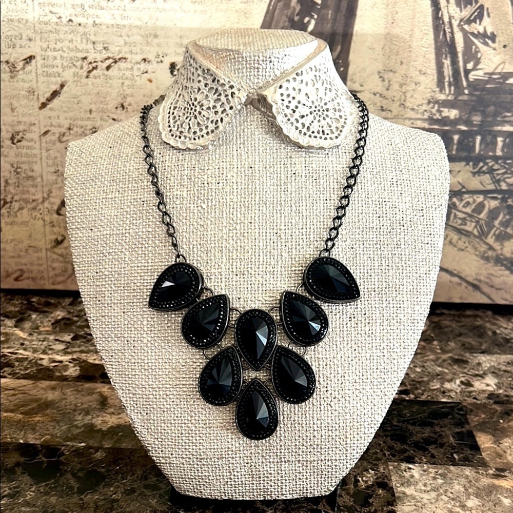 Charming Charlie Elegant Black Teardrop Necklace EUC